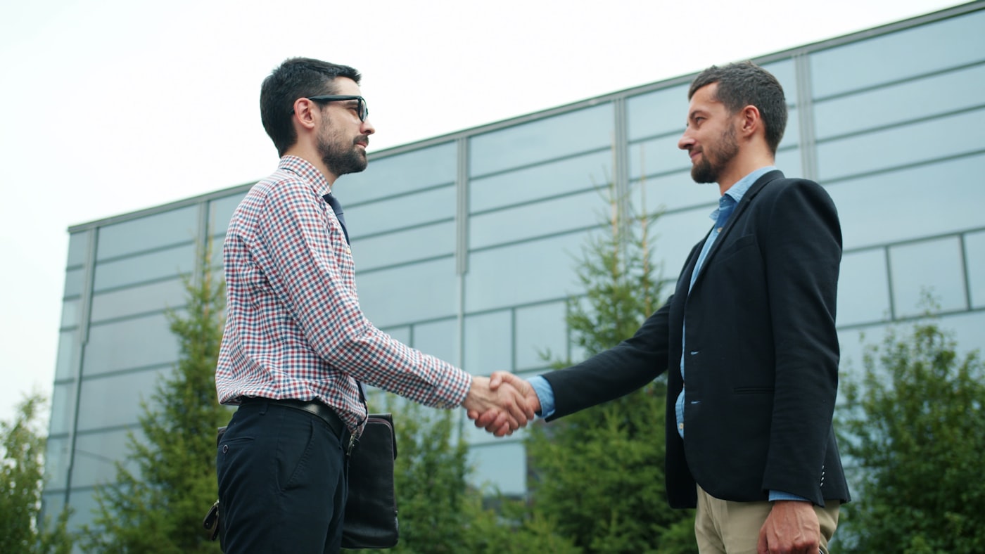 Poignée de main entre un expert-comptable et un conseiller FIT