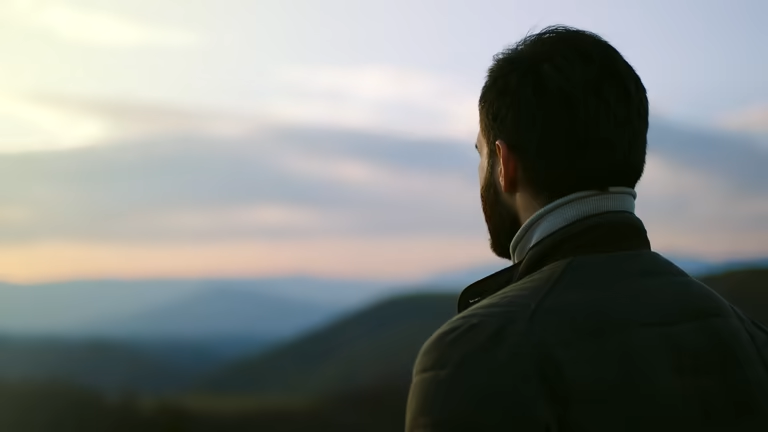 Un homme regarde au loin, à l'image d'une vision patrimoniale qui se construit sur la durée